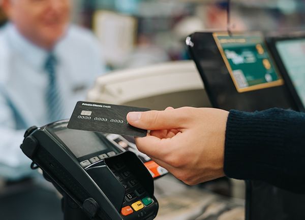 POS-terminal Processing card at a POS terminal.